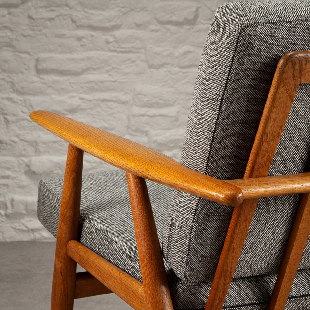 The Cigar Chair – Hans Wegner’s Quiet Confidence in Oak and Cord